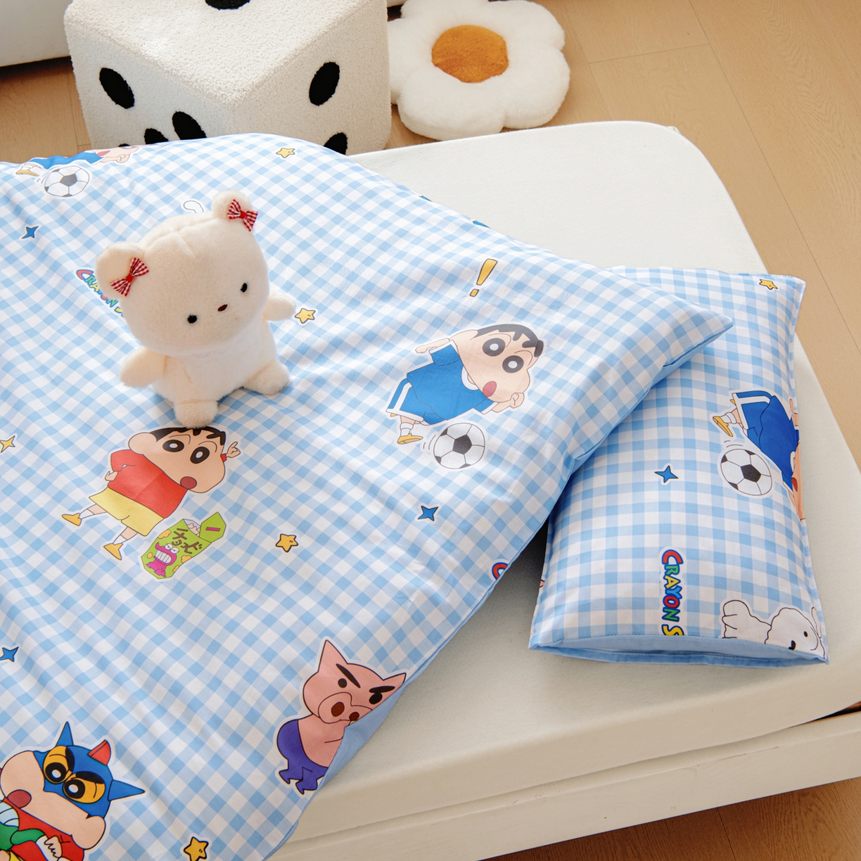 91家纺网 家纺一手货源 找家纺 孩子王家纺 2026新款卡通全棉纯棉正版授权蜡笔小新幼儿园套件三件套六件套多件套 蓝格小新乐园