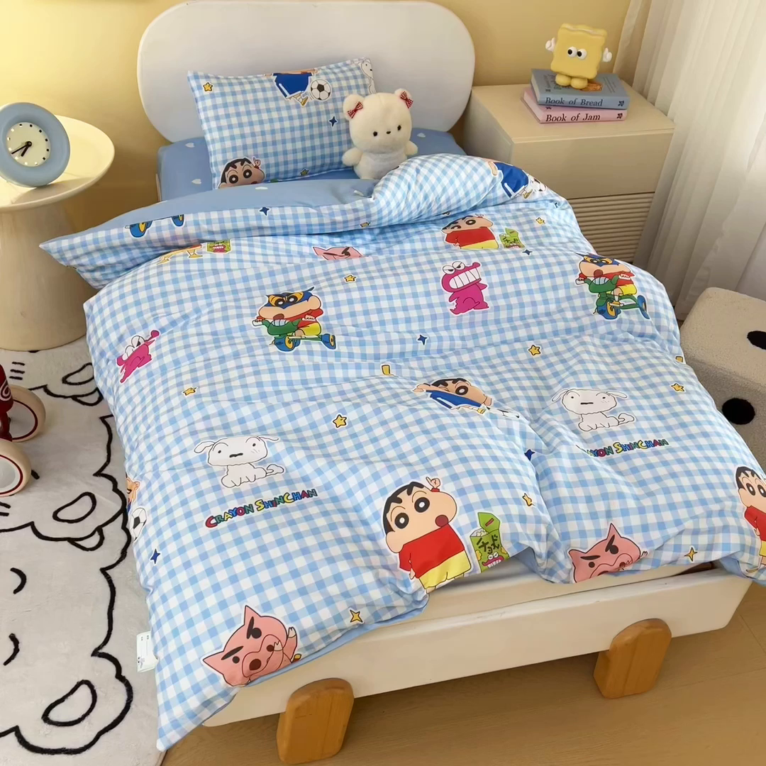 91家纺网 家纺一手货源 找家纺 孩子王家纺 2026新款卡通全棉纯棉正版授权蜡笔小新幼儿园套件三件套六件套多件套 蓝格小新乐园