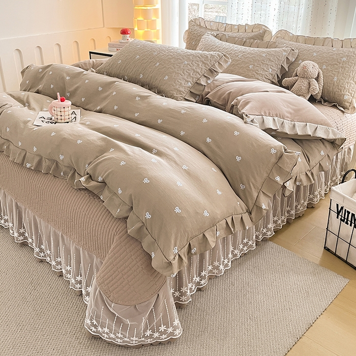 91家纺网 家纺一手货源 找家纺 艺慕家纺 2026新款直播热款古法仿棉AB版水洗棉印花双层蕾丝花边床盖四件套 AB版-咖色蝴蝶结