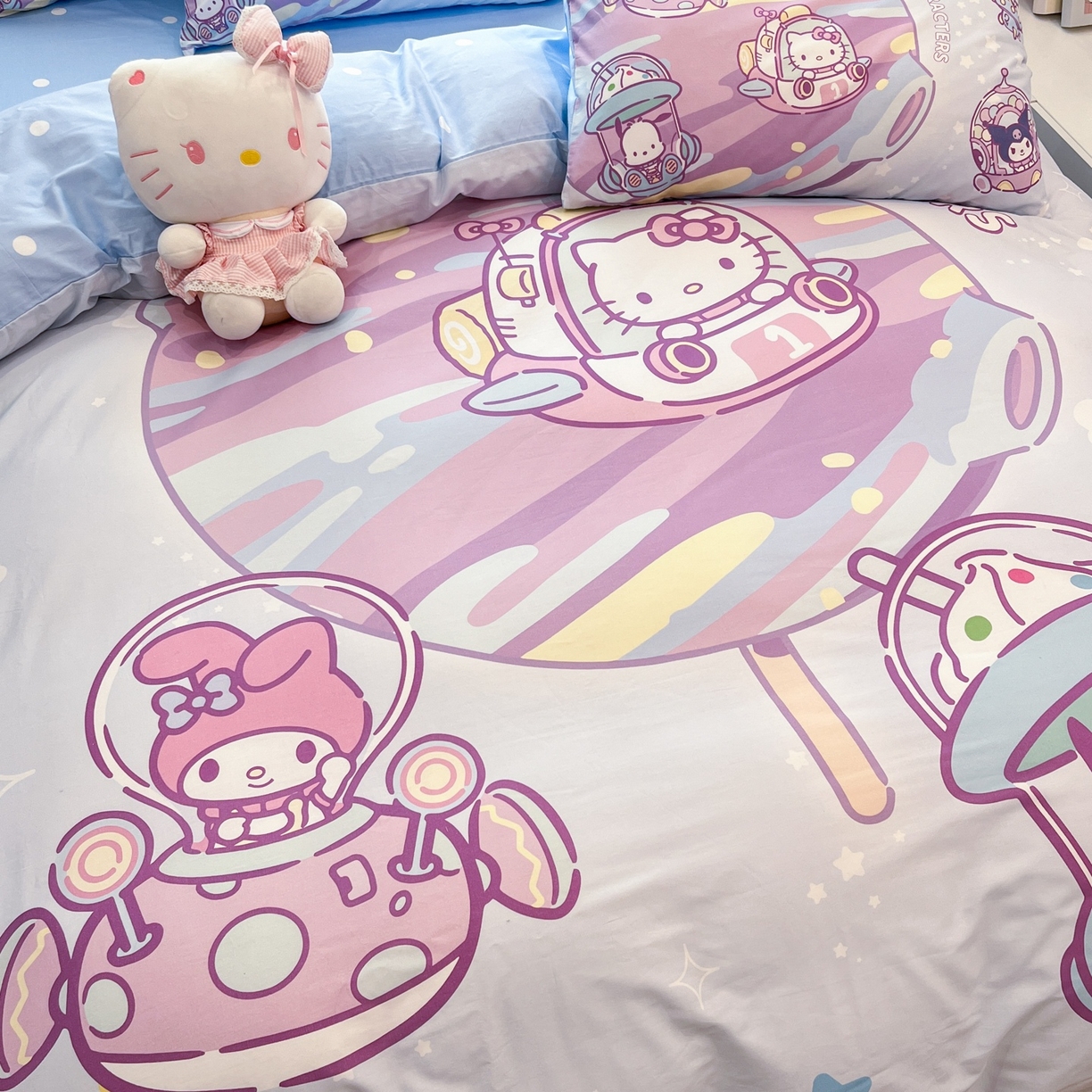 91家纺网 家纺一手货源 找家纺 孩子王家纺 2026新款卡通全棉纯棉正版授权大版三丽鸥系列四件套 梦幻家族