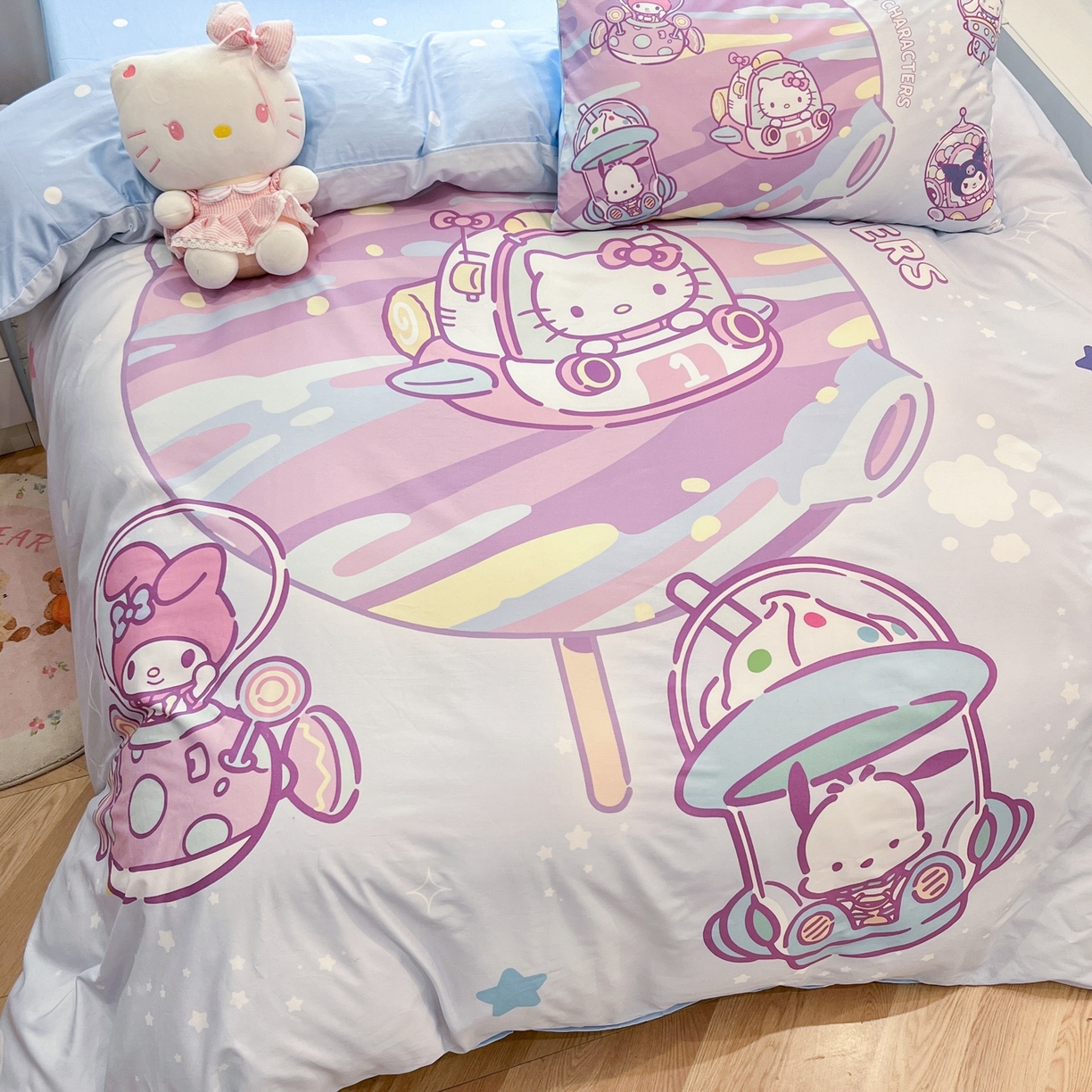 91家纺网 家纺一手货源 找家纺 孩子王家纺 2026新款卡通全棉纯棉正版授权大版三丽鸥系列四件套 梦幻家族