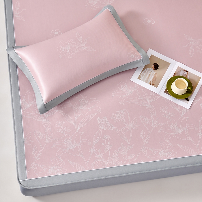 91家纺网 家纺一手货源 找家纺 小牛席业 2026新款【实拍风格】双PE凉感-百合清凉冰丝席系列（床笠款） 粉色