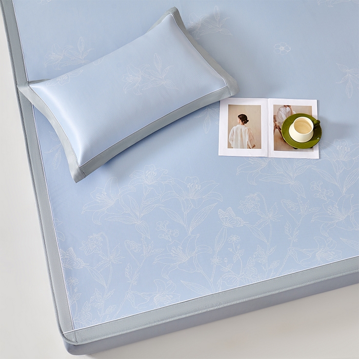 91家纺网 家纺一手货源 找家纺 小牛席业 2026新款【实拍风格】双PE凉感-百合清凉冰丝席系列（床笠款） 蓝色