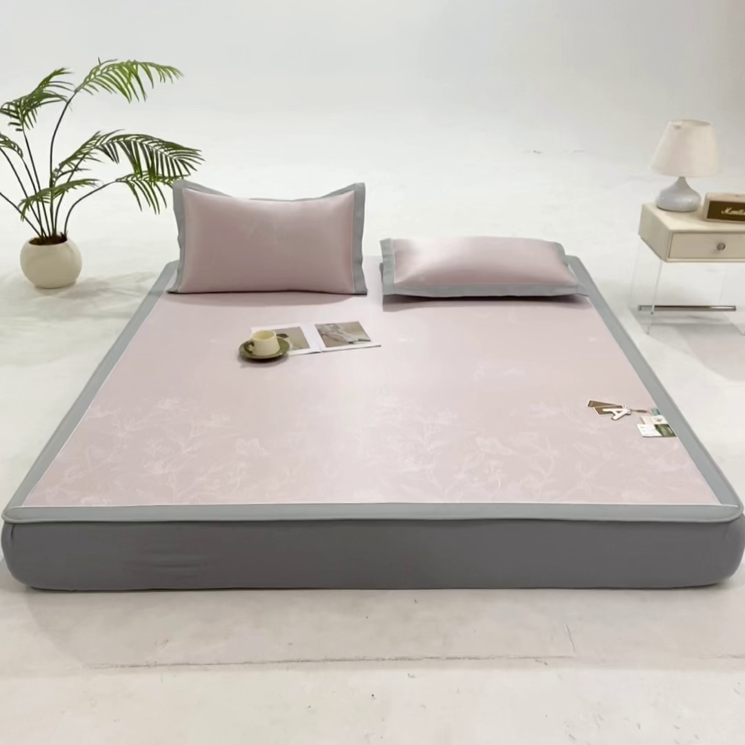 91家纺网 家纺一手货源 找家纺 小牛席业 2026新款【实拍风格】双PE凉感-百合清凉冰丝席系列（床笠款） 粉色