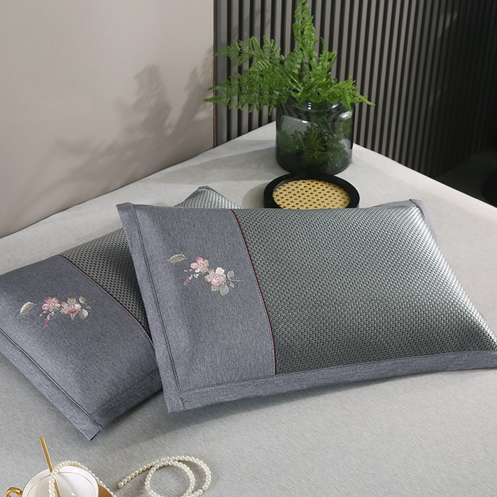 91家纺网 家纺一手货源 找家纺 小牛席业 2026新款冰藤夏凉枕套【中式刺绣】 大冰藤黑咖