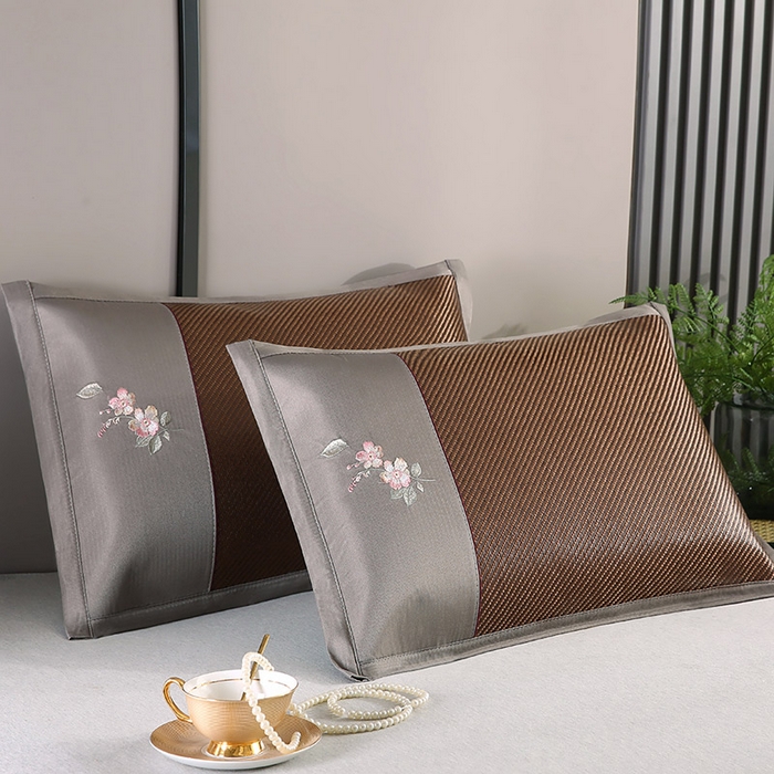 91家纺网 家纺一手货源 找家纺 小牛席业 2026新款冰藤夏凉枕套【中式刺绣】 斜纹冰藤黑咖