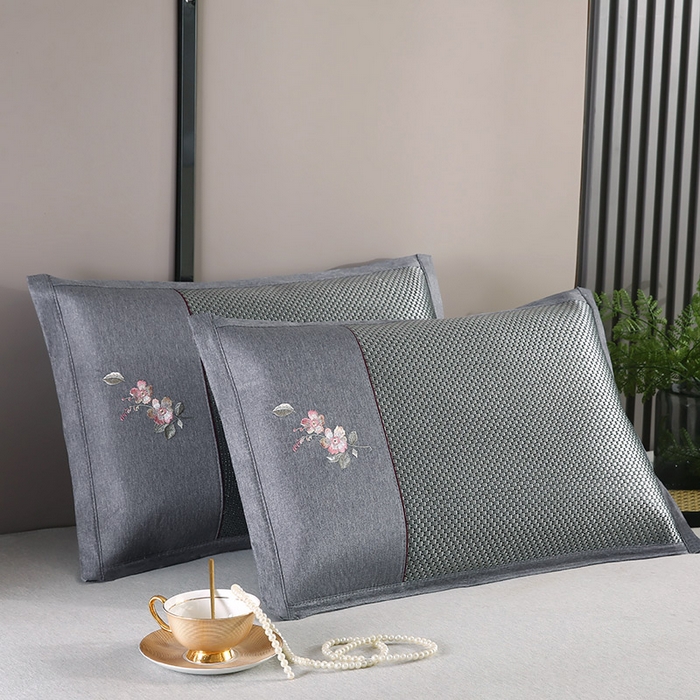 91家纺网 家纺一手货源 找家纺 小牛席业 2026新款冰藤夏凉枕套【中式刺绣】 大冰藤黑咖