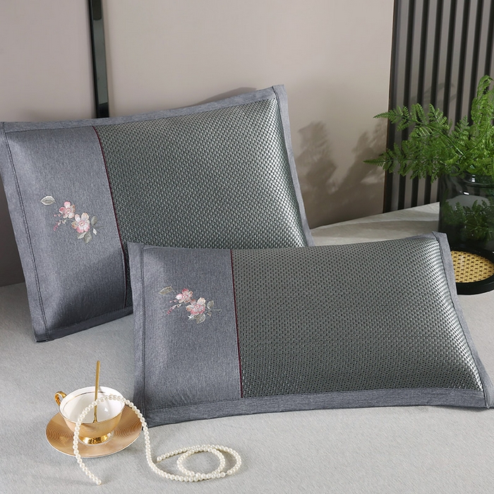 91家纺网 家纺一手货源 找家纺 小牛席业 2026新款冰藤夏凉枕套【中式刺绣】 大冰藤黑咖