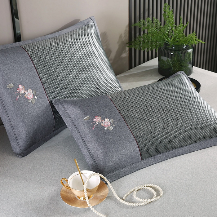 91家纺网 家纺一手货源 找家纺 小牛席业 2026新款冰藤夏凉枕套【中式刺绣】 大冰藤黑咖