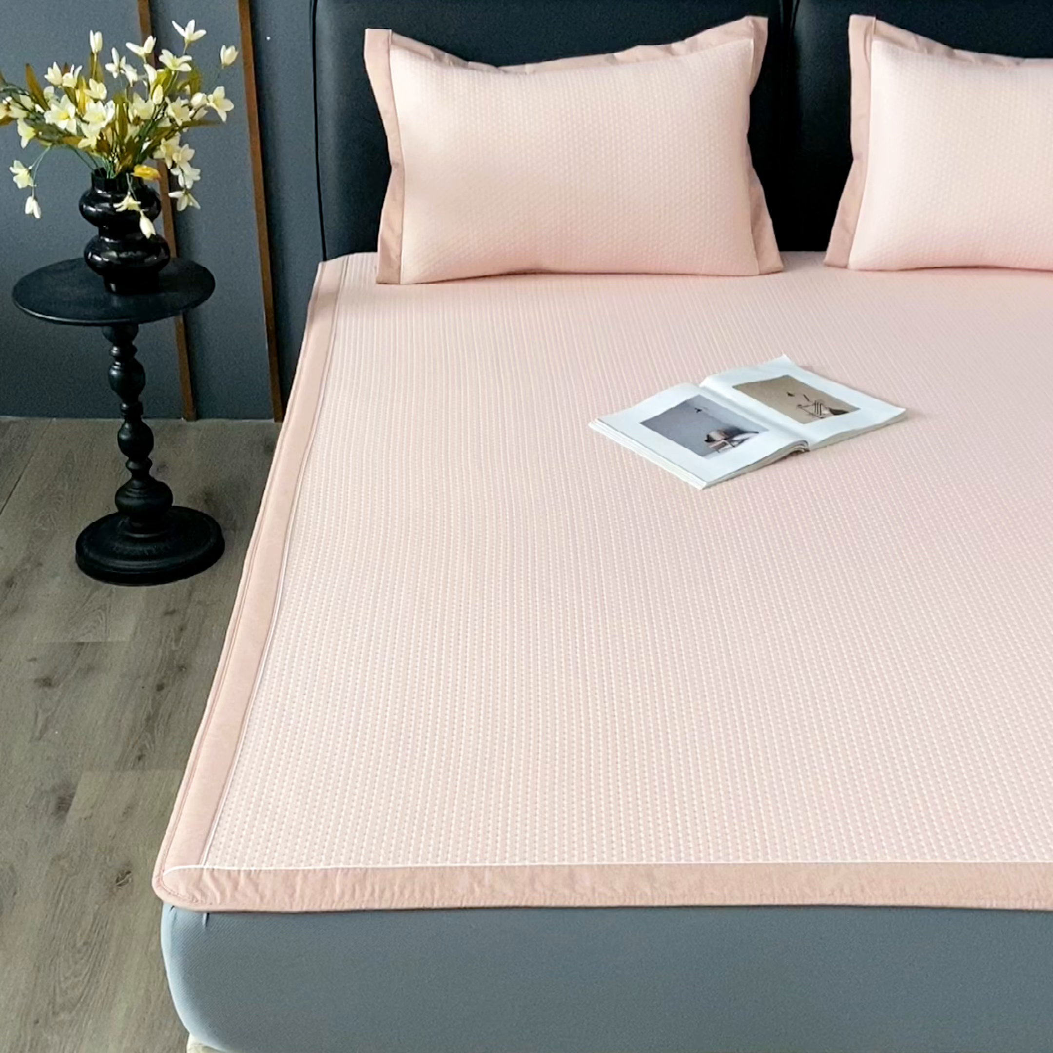 91家纺网 家纺一手货源 找家纺 小牛席业 2026新款经典款-千鸟格冷感豆豆席系列（床笠款） 粉色