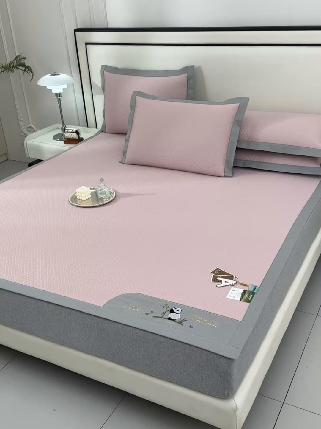 91家纺网 家纺一手货源 找家纺 小牛席业 2026新款爱家熊猫豆豆席系列 粉色