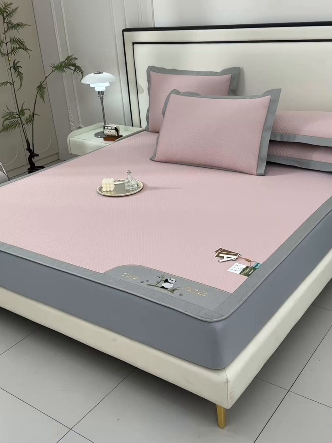 91家纺网 家纺一手货源 找家纺 小牛席业 2026新款爱家熊猫冷感豆豆席系列（床笠款） 粉色