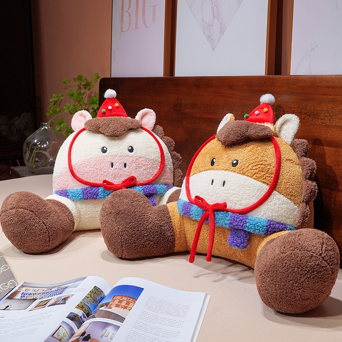 91家纺网 家纺一手货源 找家纺 仟亿莱 2026新款幸运小马大脚拥抱式腰靠 组合图【仅供参考 不可下单】