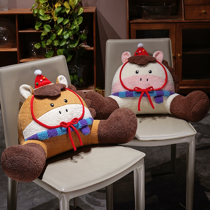 91家纺网 家纺一手货源 找家纺 仟亿莱 2026新款幸运小马大脚拥抱式腰靠 组合图【仅供参考 不可下单】