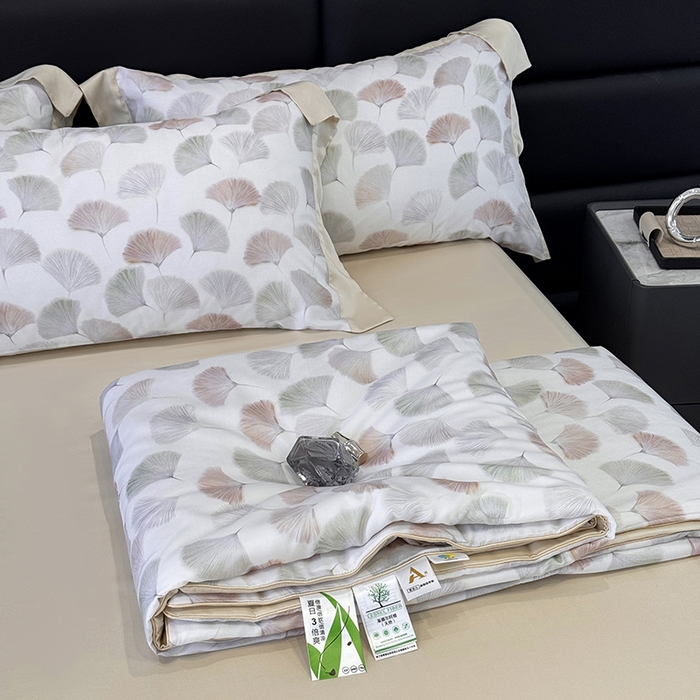 91家纺网 家纺一手货源 找家纺 宜家坊 2026春夏新款莱赛尔天丝夏被嵌绳款数码印花单夏被 林间秘信