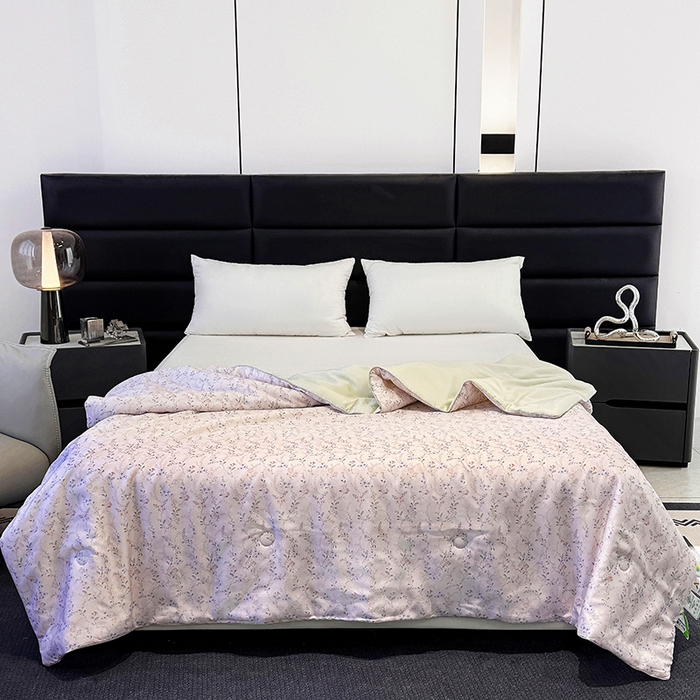 91家纺网 家纺一手货源 找家纺 宜家坊 2026春夏新款莱赛尔天丝夏被嵌绳款数码印花单夏被 浅知