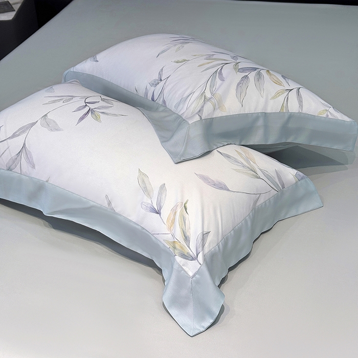 91家纺网 家纺一手货源 找家纺 宜家坊 2026春夏新款莱赛尔天丝夏被嵌绳款数码印花单夏被夏被四件套单床笠单床单款-单枕套 春晓雨梦（B版海岛蓝）