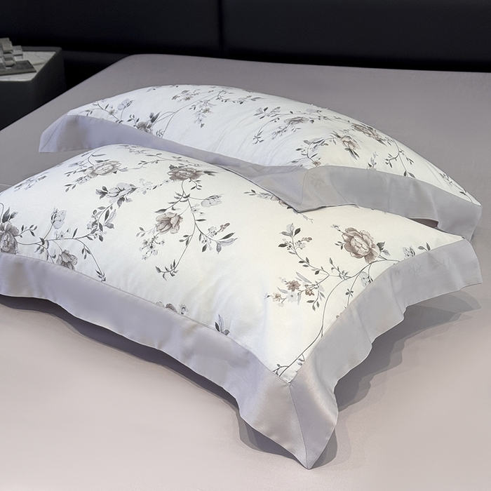 91家纺网 家纺一手货源 找家纺 宜家坊 2026春夏新款莱赛尔天丝夏被嵌绳款数码印花单夏被夏被四件套单床笠单床单款-单枕套 情依（B版花银灰）