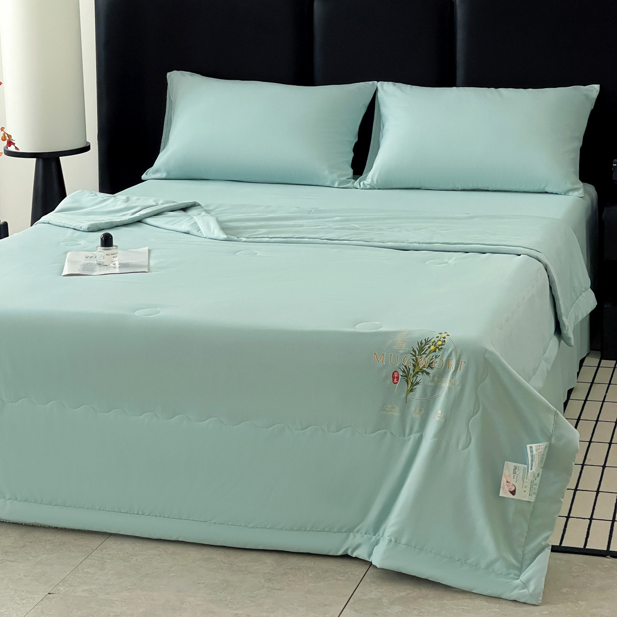 91家纺网 家纺一手货源 找家纺 易展家居 2026新款水洗棉艾草精华烫画款夏被 草本物语-青色