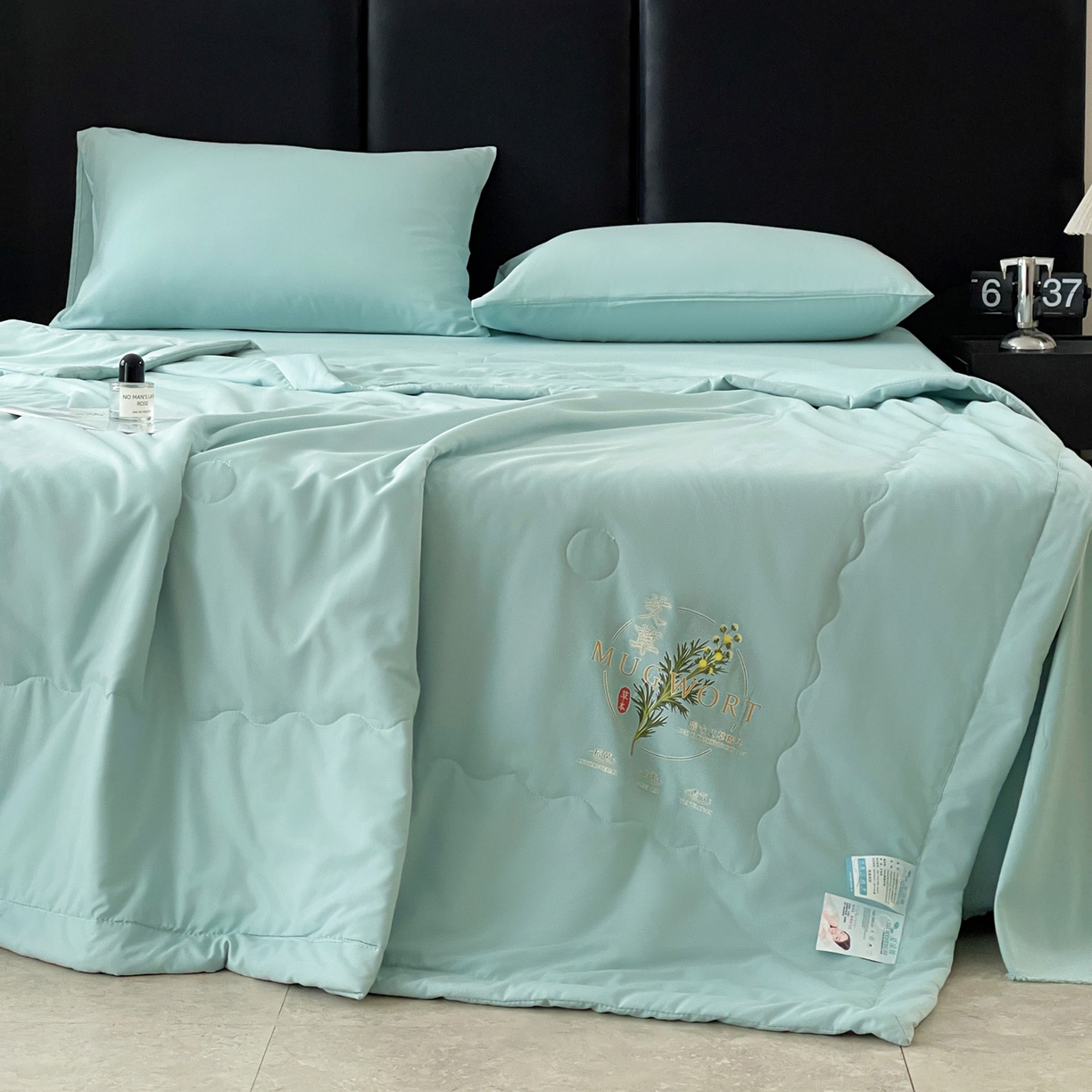 91家纺网 家纺一手货源 找家纺 易展家居 2026新款水洗棉艾草精华烫画款夏被 草本物语-青色