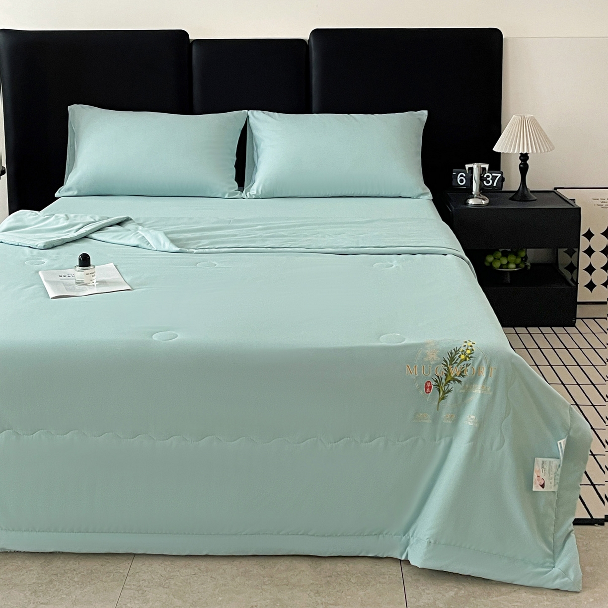 91家纺网 家纺一手货源 找家纺 易展家居 2026新款水洗棉艾草精华烫画款夏被 草本物语-青色