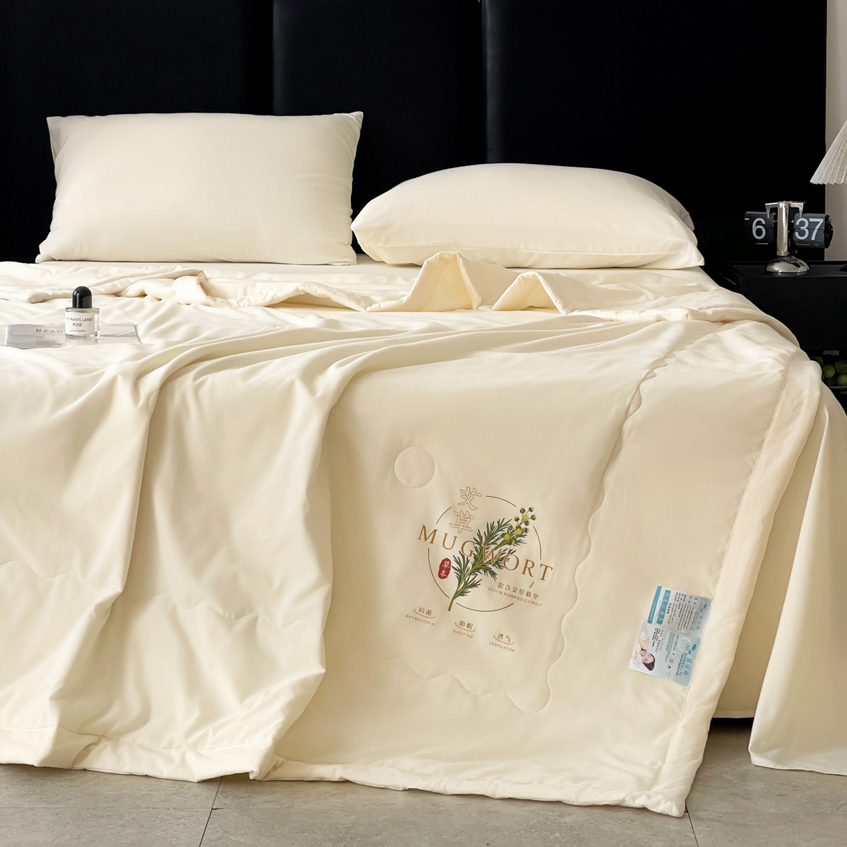 91家纺网 家纺一手货源 找家纺 易展家居 2026新款水洗棉艾草精华烫画款夏被 草本物语-浅黄