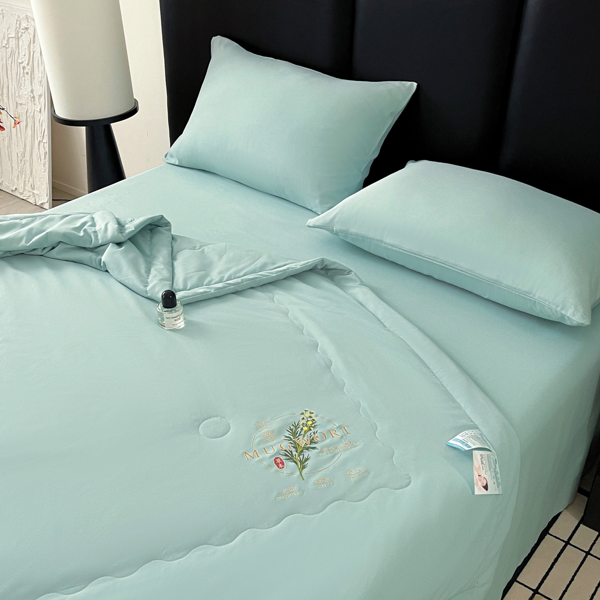 91家纺网 家纺一手货源 找家纺 易展家居 2026新款水洗棉艾草精华烫画款夏被 草本物语-青色