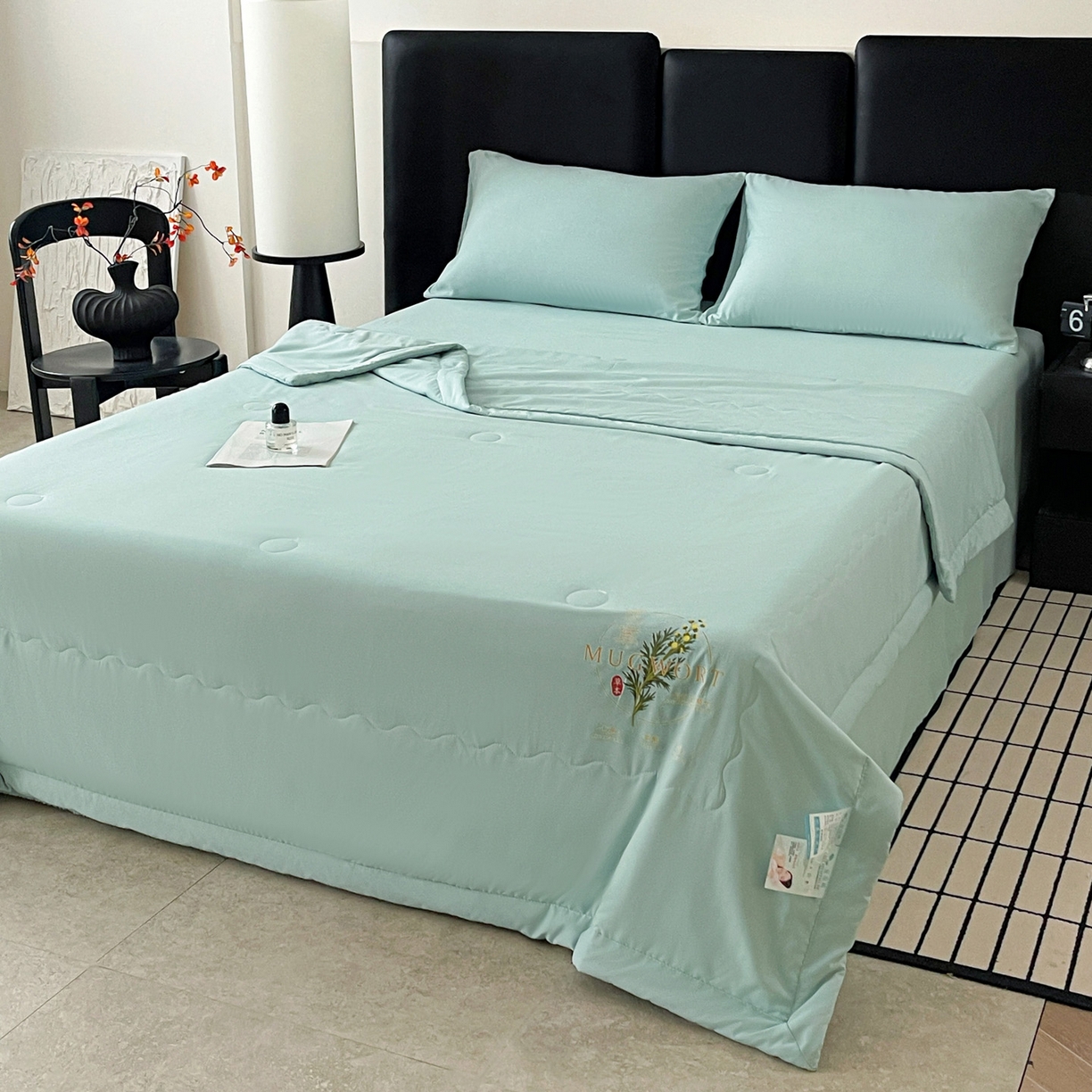 91家纺网 家纺一手货源 找家纺 易展家居 2026新款水洗棉艾草精华烫画款夏被 草本物语-青色