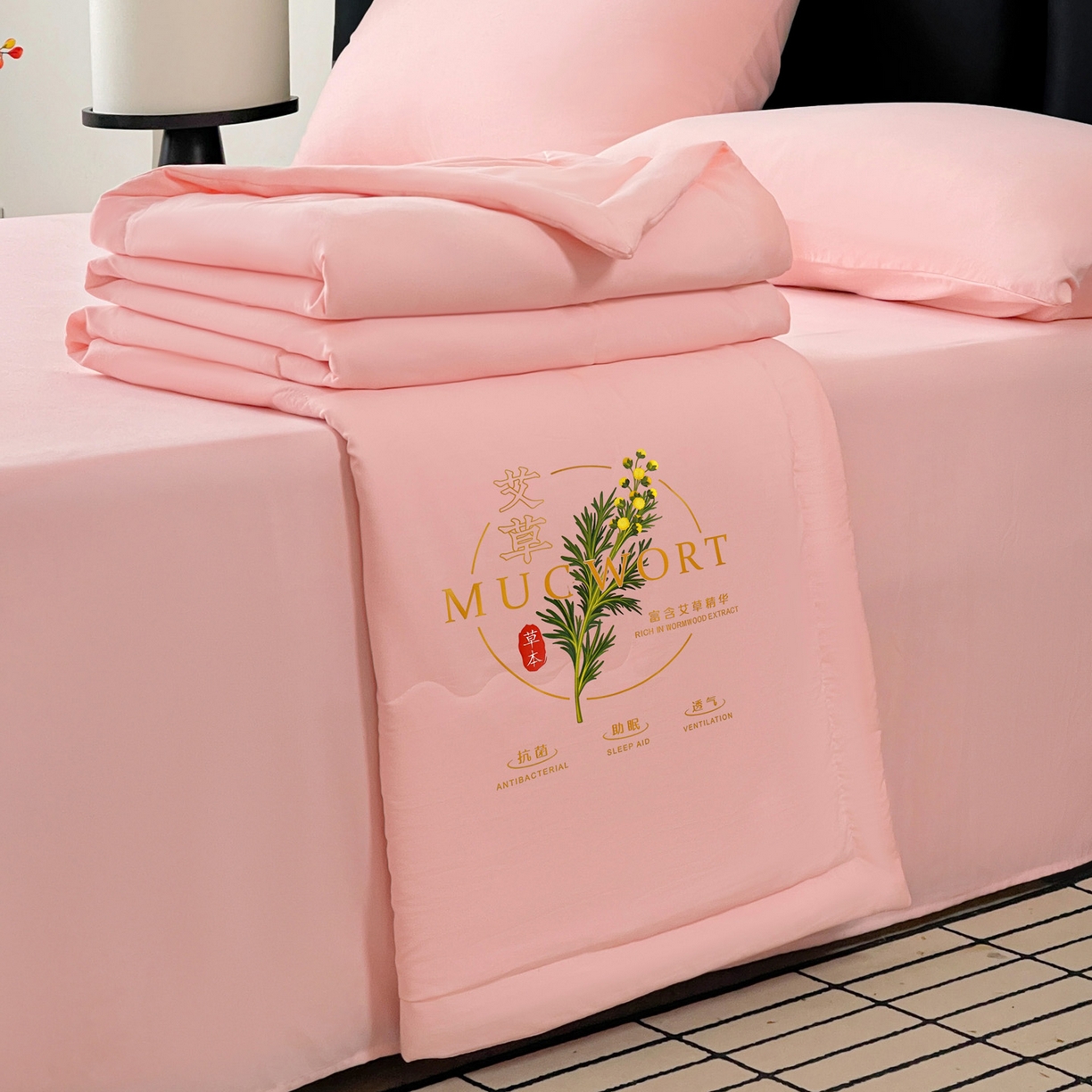 91家纺网 家纺一手货源 找家纺 易展家居 2026新款水洗棉艾草精华烫画款夏被 草本物语-粉色