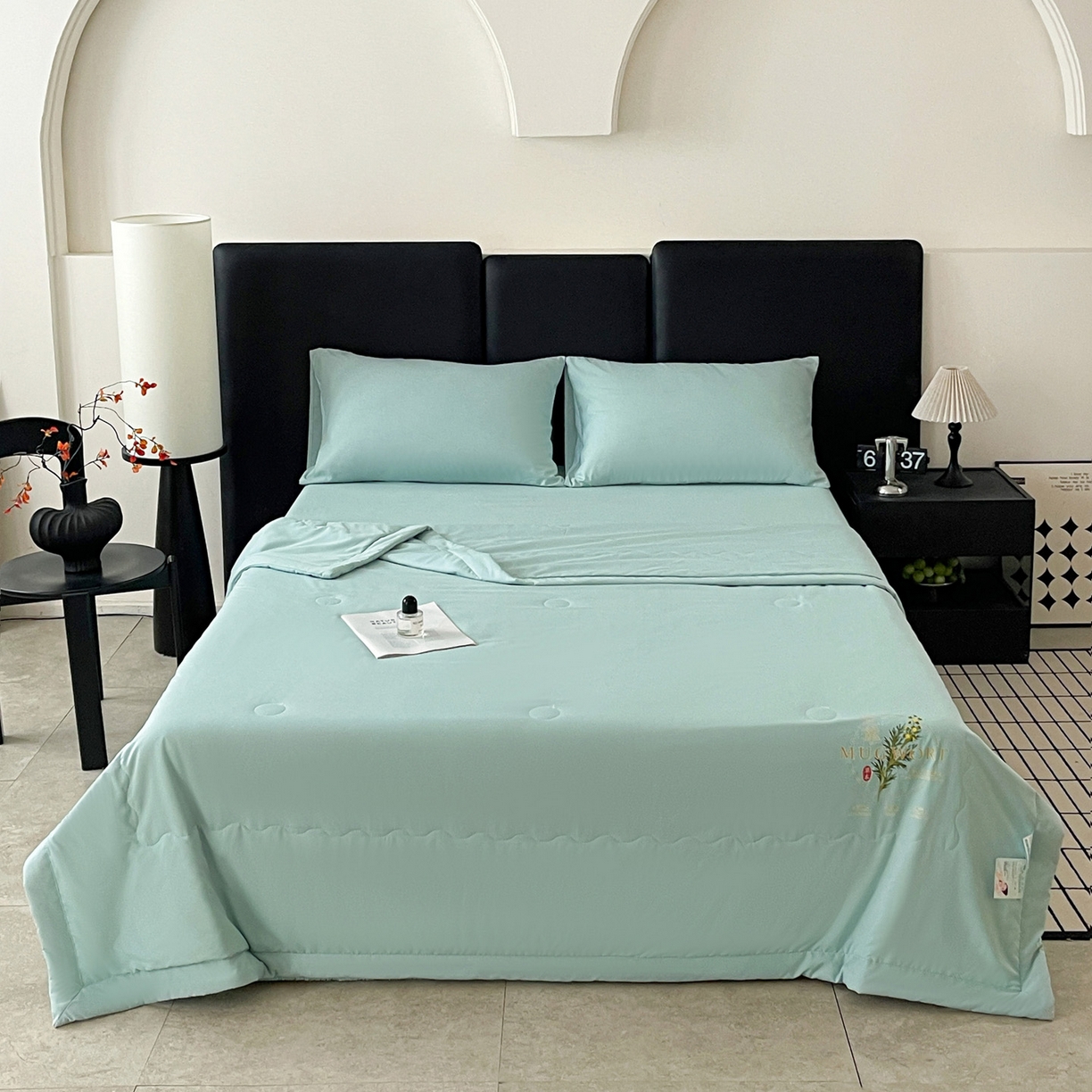 91家纺网 家纺一手货源 找家纺 易展家居 2026新款水洗棉艾草精华烫画款夏被 草本物语-青色