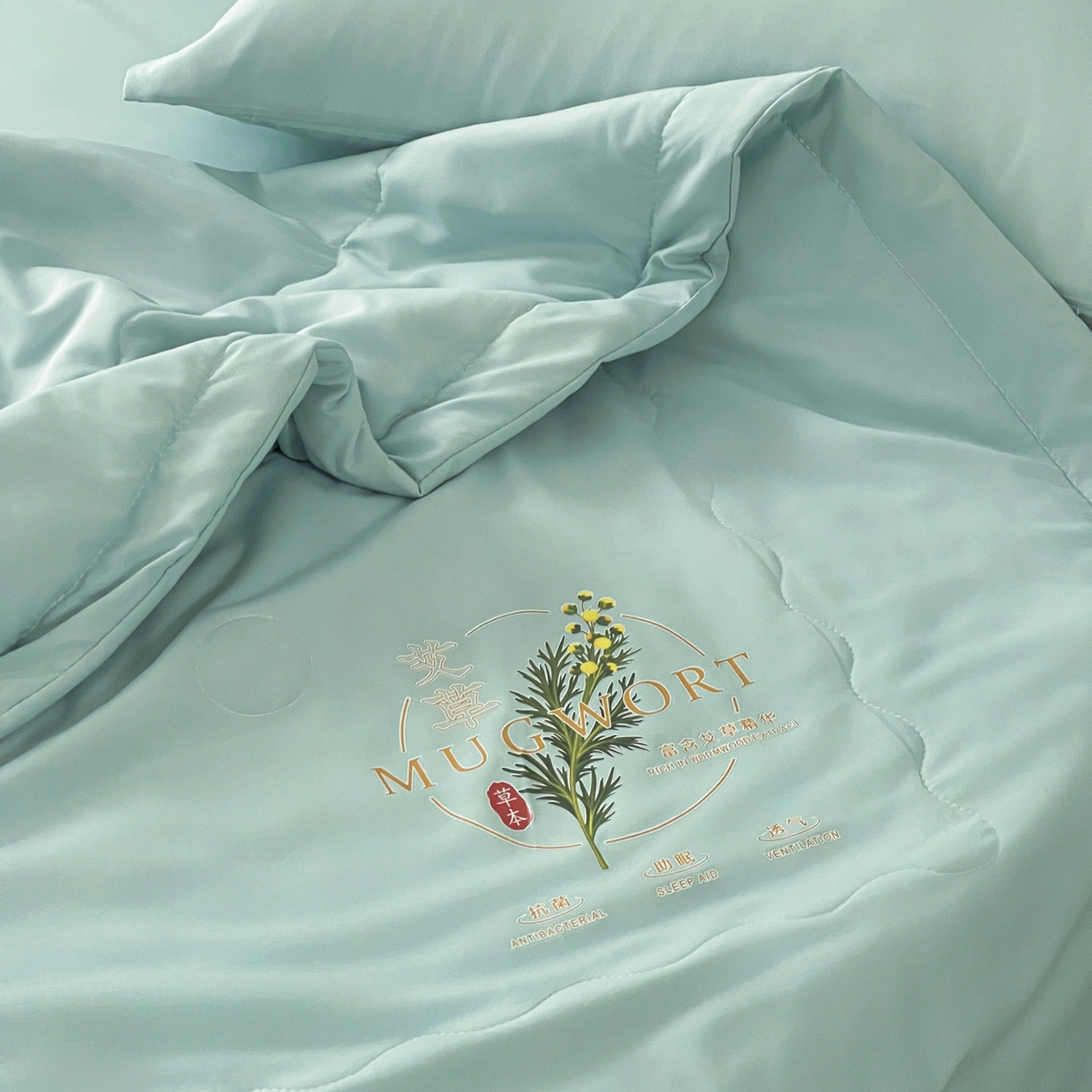 91家纺网 家纺一手货源 找家纺 易展家居 2026新款水洗棉艾草精华烫画款夏被 草本物语-青色