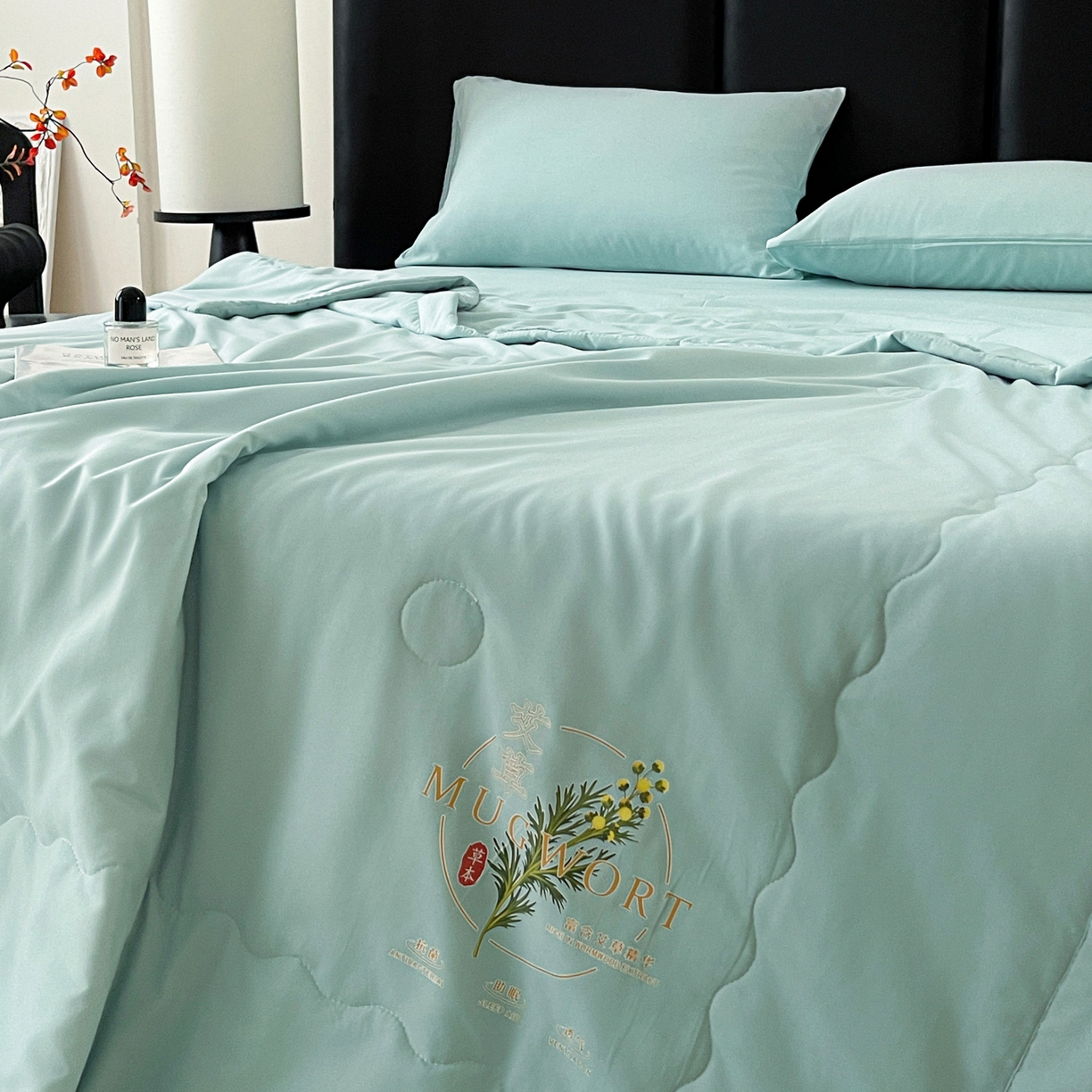 91家纺网 家纺一手货源 找家纺 易展家居 2026新款水洗棉艾草精华烫画款夏被 草本物语-青色