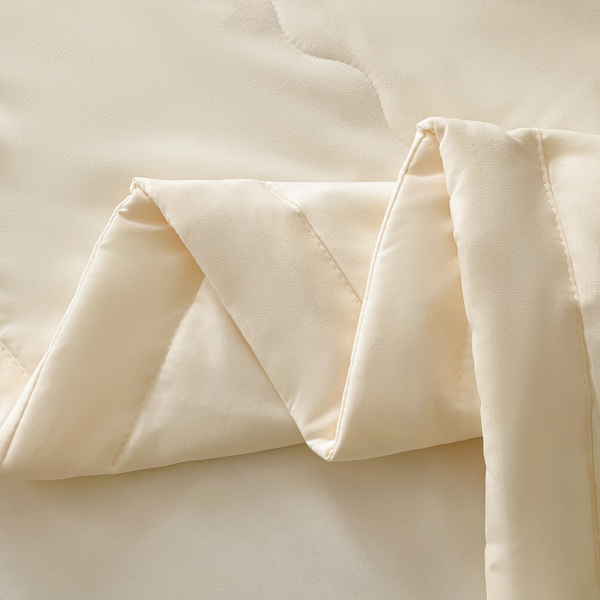 91家纺网 家纺一手货源 找家纺 易展家居 2026新款水洗棉艾草精华烫画款夏被 草本物语-浅黄