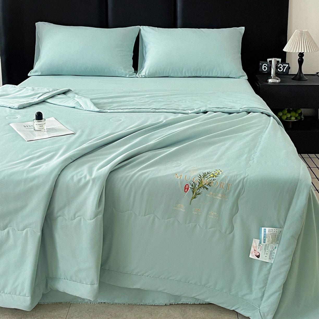 91家纺网 家纺一手货源 找家纺 易展家居 2026新款水洗棉艾草精华烫画款夏被 草本物语-青色