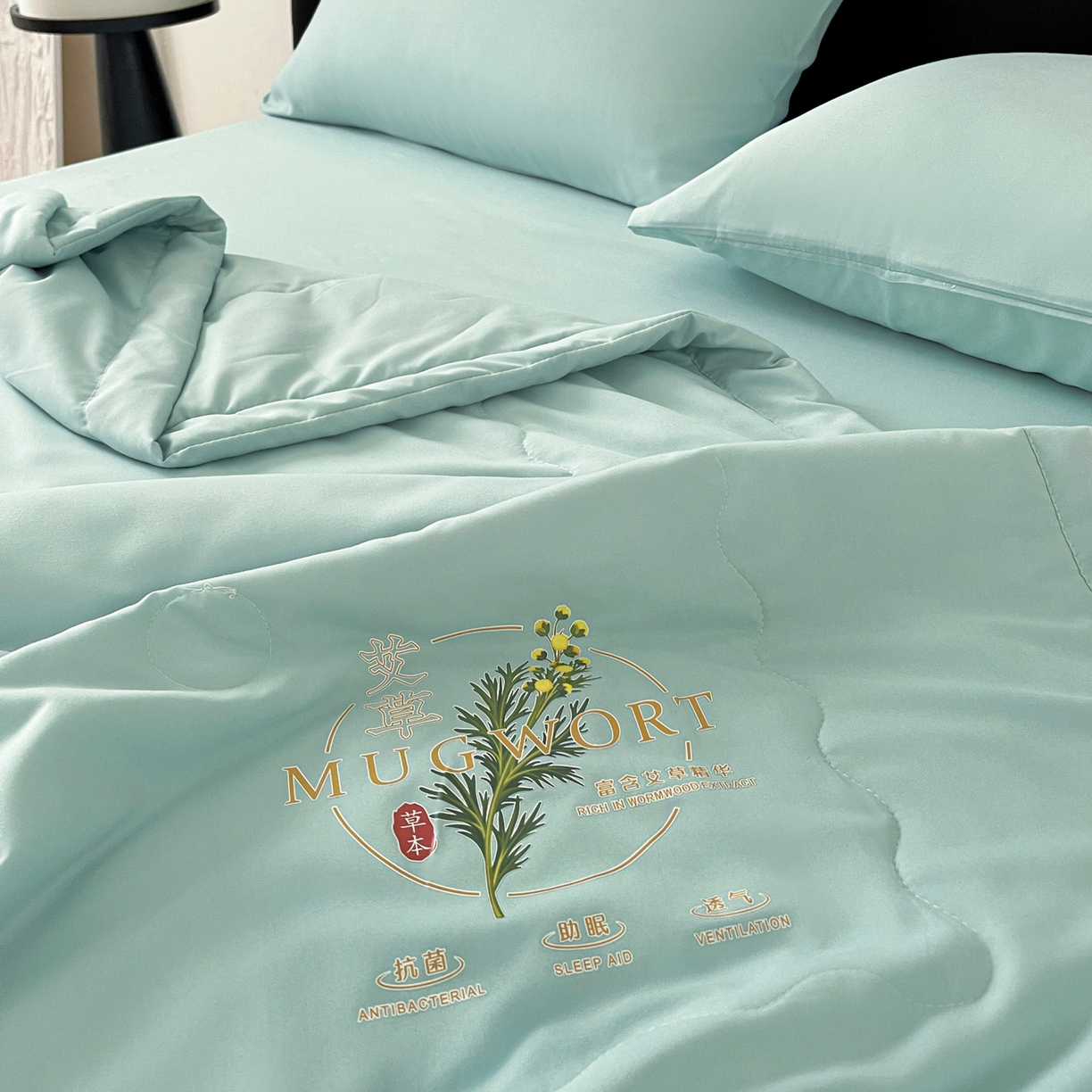 91家纺网 家纺一手货源 找家纺 易展家居 2026新款水洗棉艾草精华烫画款夏被 草本物语-青色