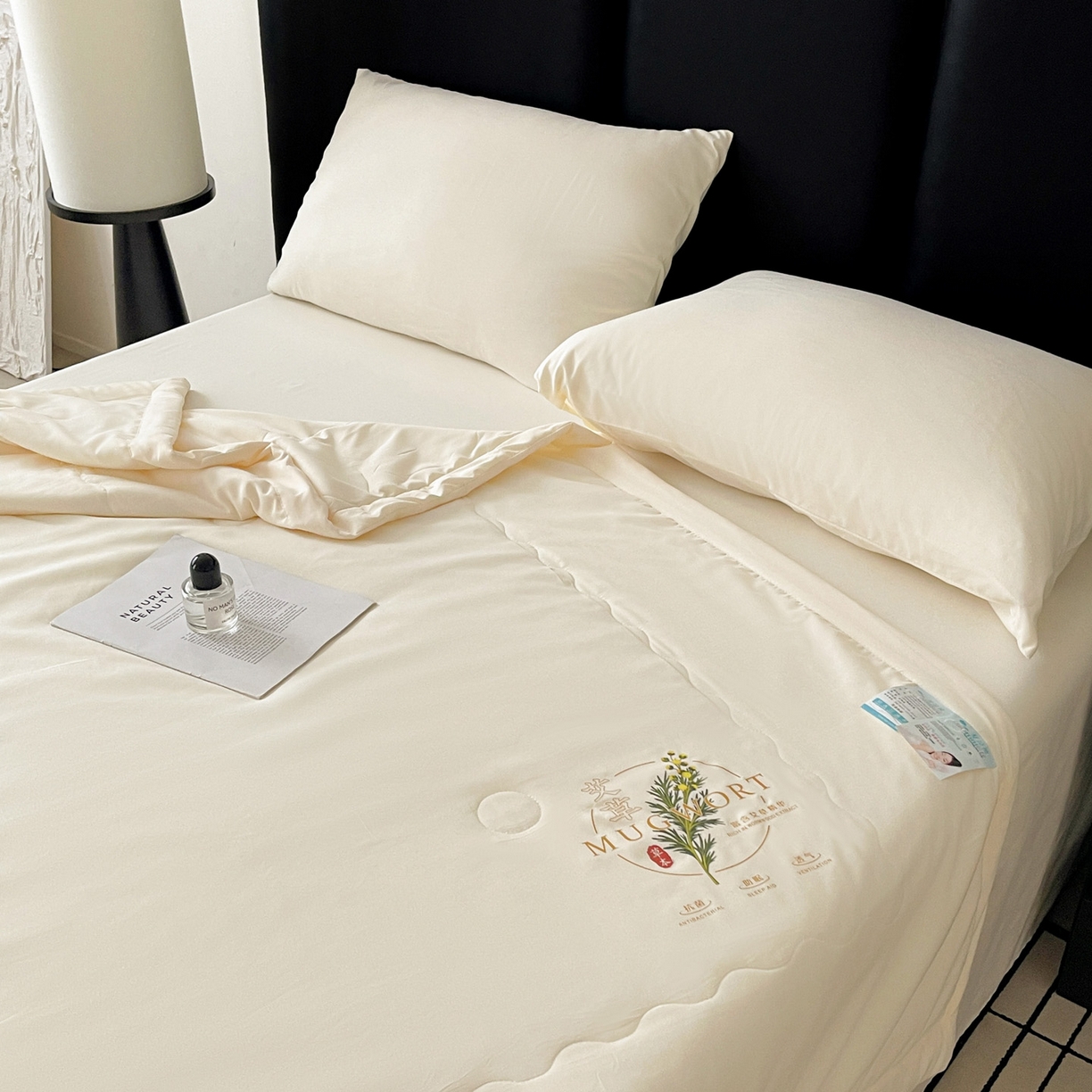 91家纺网 家纺一手货源 找家纺 易展家居 2026新款水洗棉艾草精华烫画款夏被 草本物语-浅黄