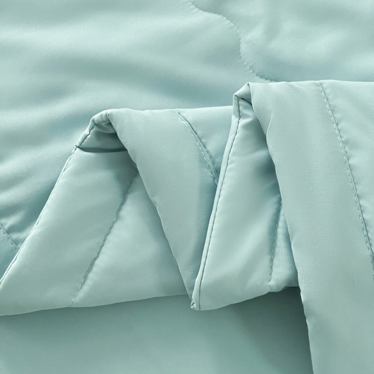 91家纺网 家纺一手货源 找家纺 易展家居 2026新款水洗棉艾草精华烫画款夏被 草本物语-青色