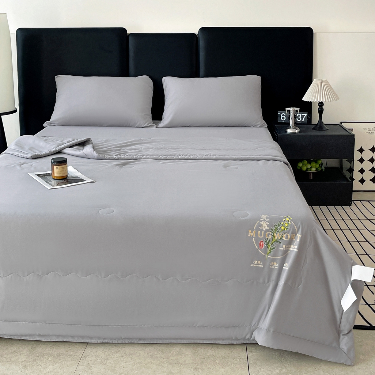 91家纺网 家纺一手货源 找家纺 易展家居 2026新款水洗棉艾草精华烫画款夏被 草本物语-灰色