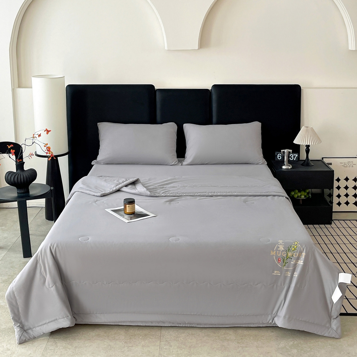 91家纺网 家纺一手货源 找家纺 易展家居 2026新款水洗棉艾草精华烫画款夏被 草本物语-灰色