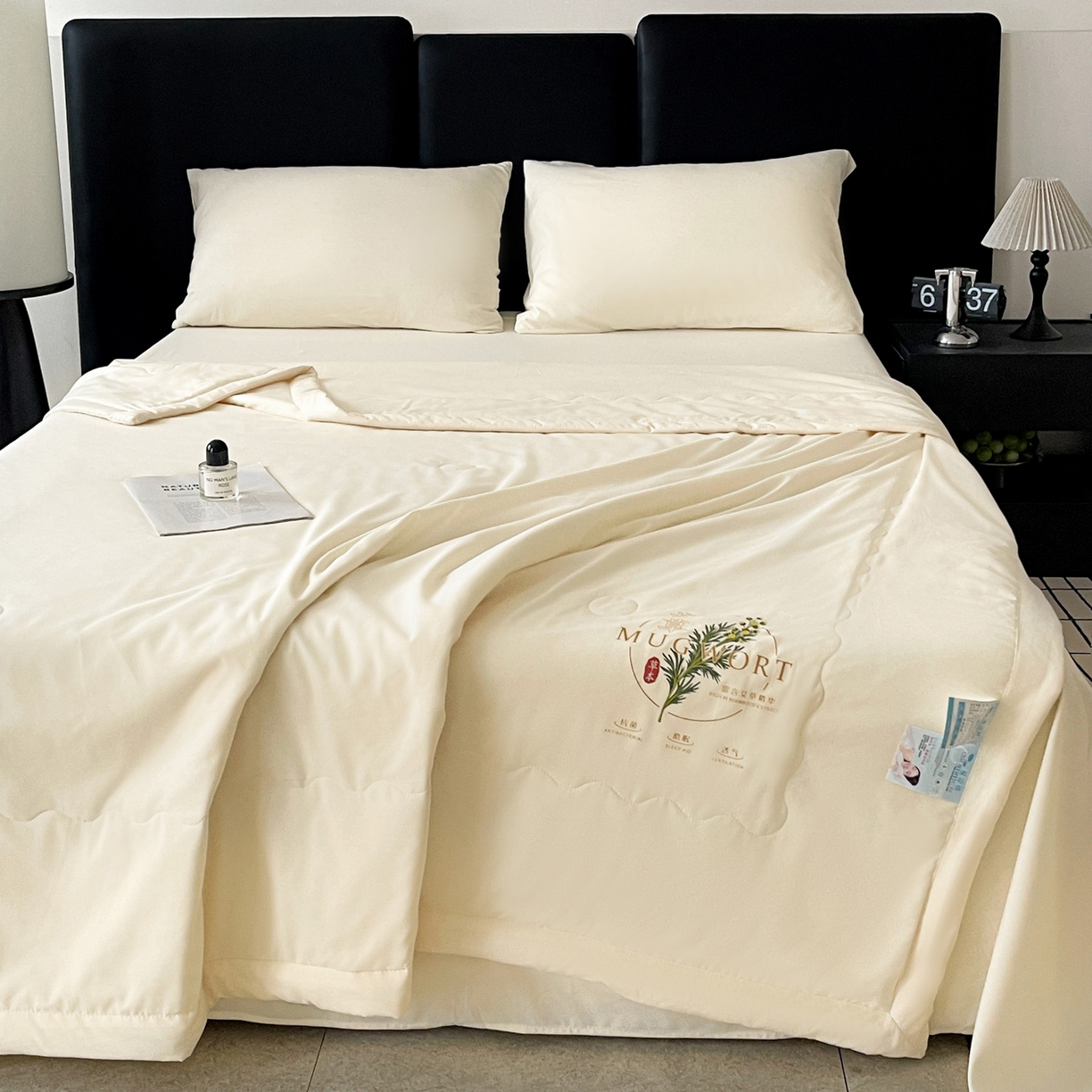 91家纺网 家纺一手货源 找家纺 易展家居 2026新款水洗棉艾草精华烫画款夏被 草本物语-浅黄