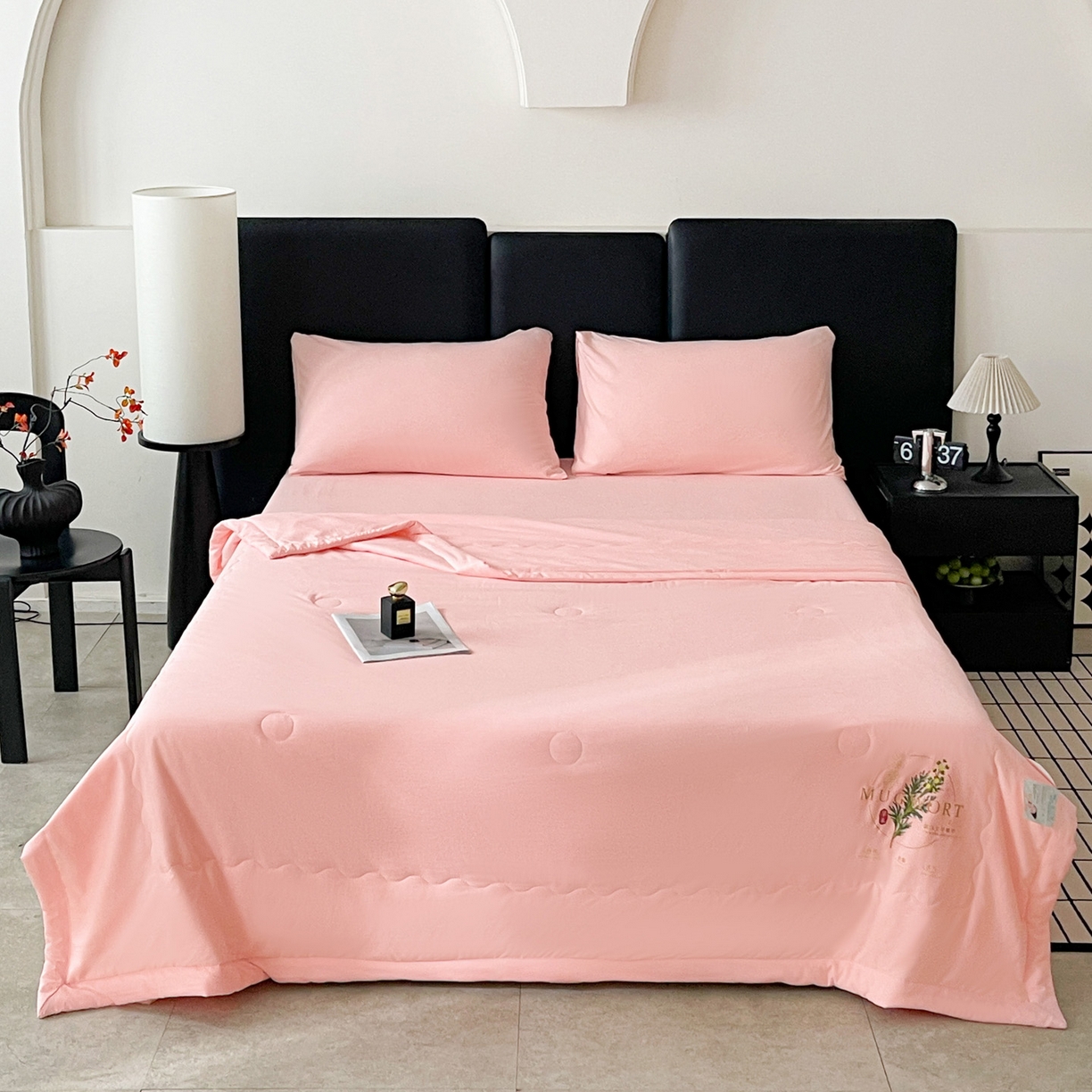 91家纺网 家纺一手货源 找家纺 易展家居 2026新款水洗棉艾草精华烫画款夏被 草本物语-粉色