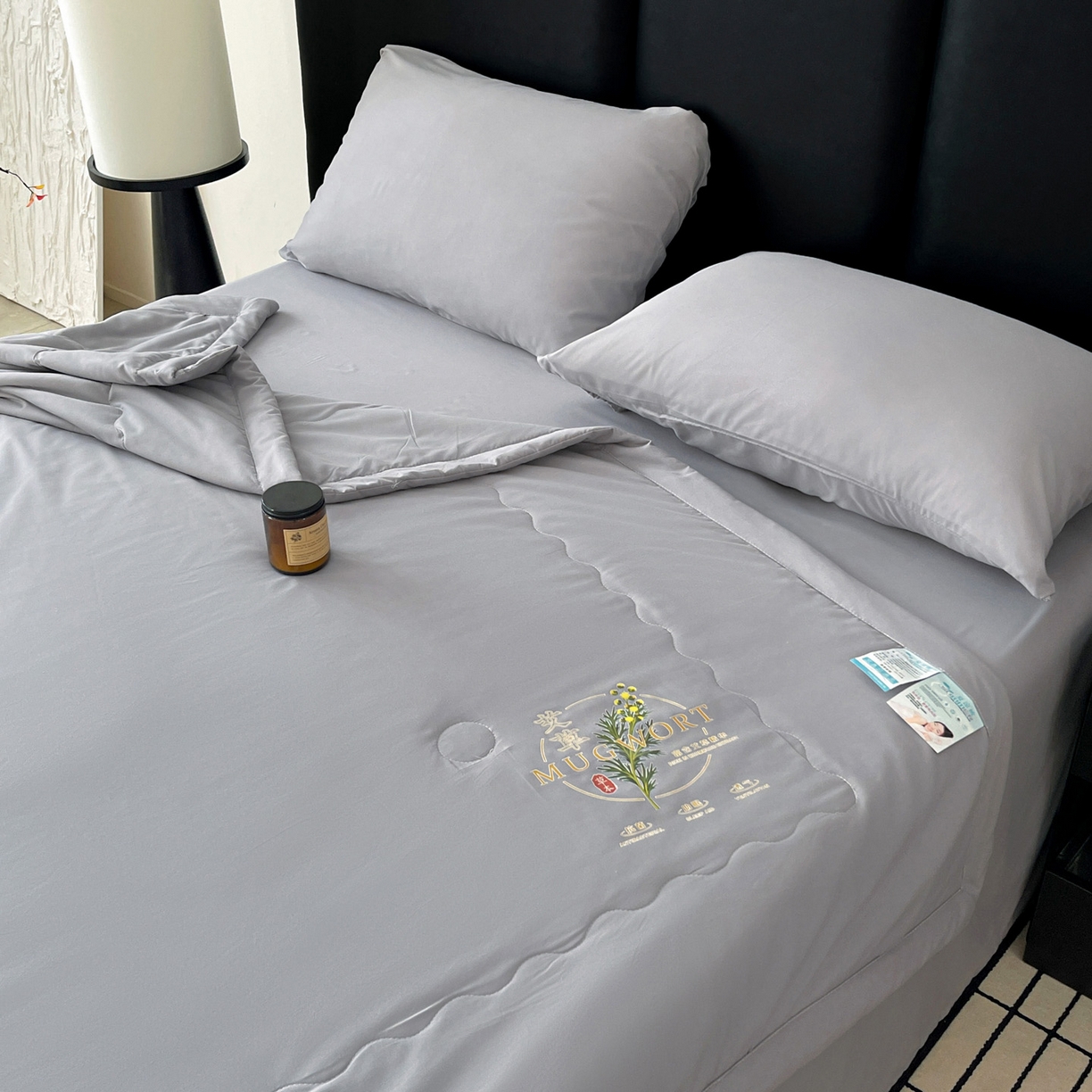 91家纺网 家纺一手货源 找家纺 易展家居 2026新款水洗棉艾草精华烫画款夏被 草本物语-灰色