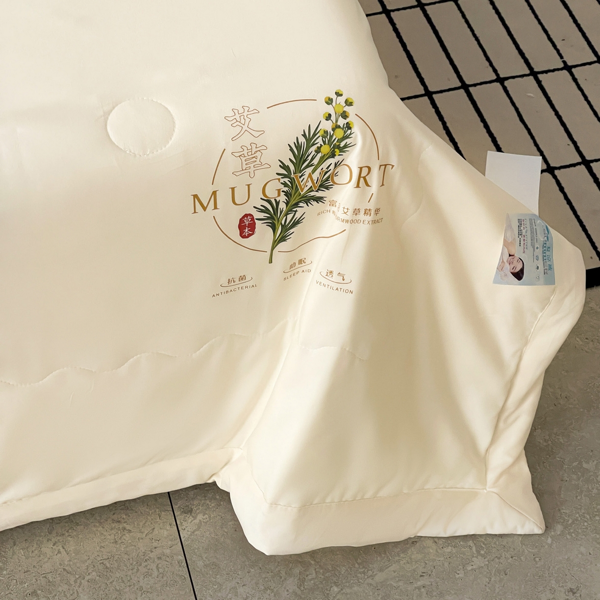 91家纺网 家纺一手货源 找家纺 易展家居 2026新款水洗棉艾草精华烫画款夏被 草本物语-浅黄