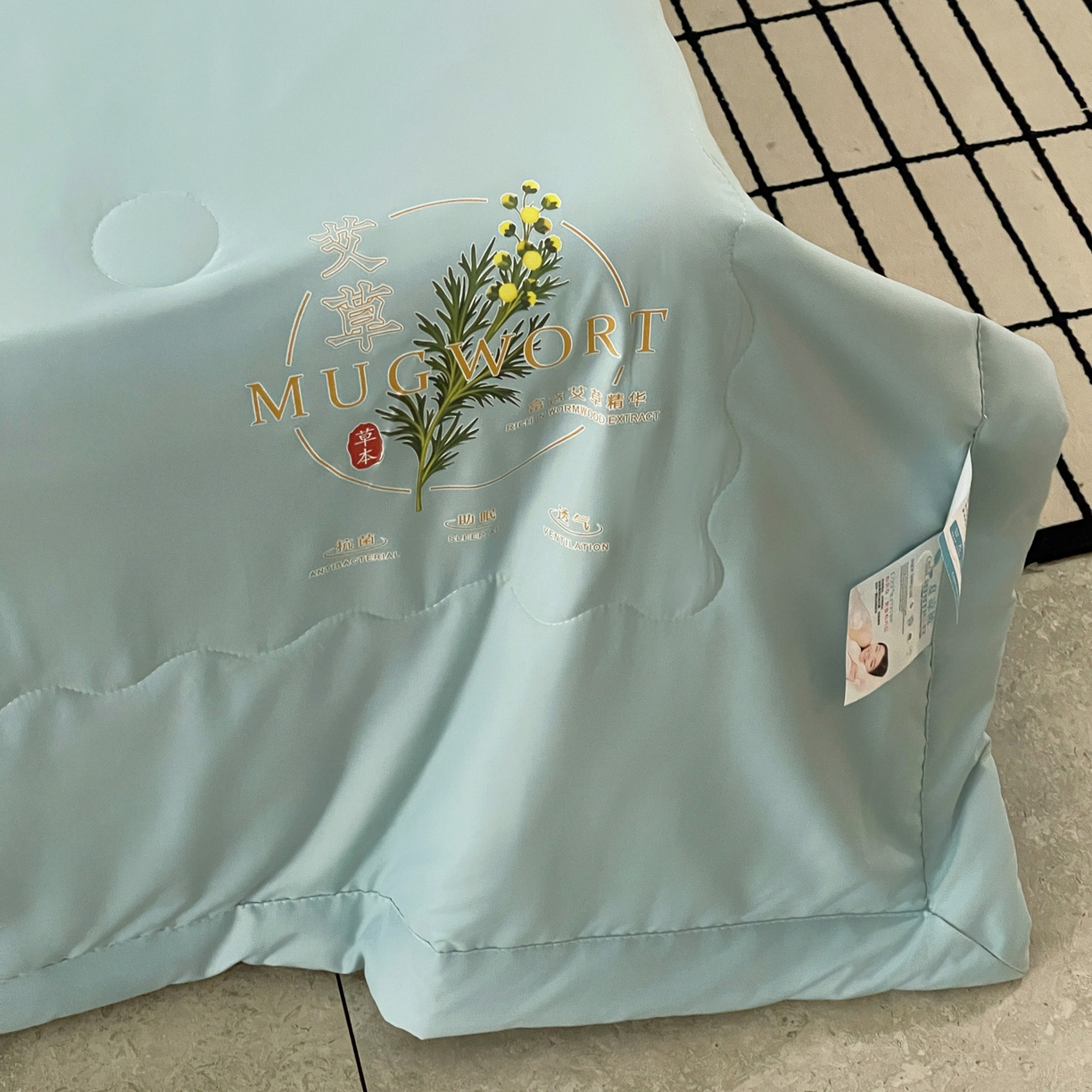 91家纺网 家纺一手货源 找家纺 易展家居 2026新款水洗棉艾草精华烫画款夏被 草本物语-青色