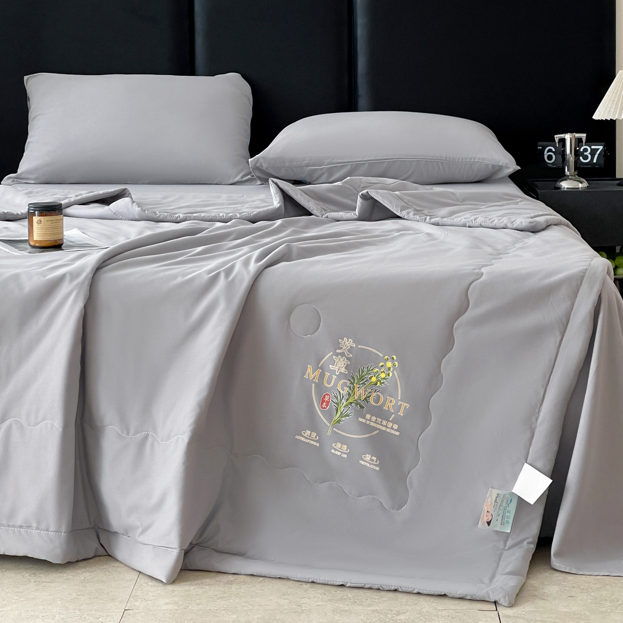 91家纺网 家纺一手货源 找家纺 易展家居 2026新款水洗棉艾草精华烫画款夏被 草本物语-灰色