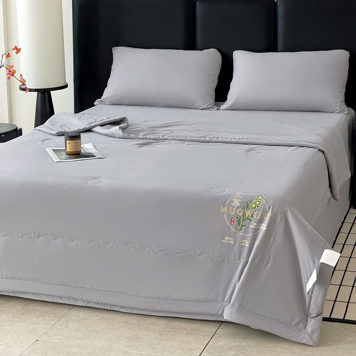 91家纺网 家纺一手货源 找家纺 易展家居 2026新款水洗棉艾草精华烫画款夏被 草本物语-灰色