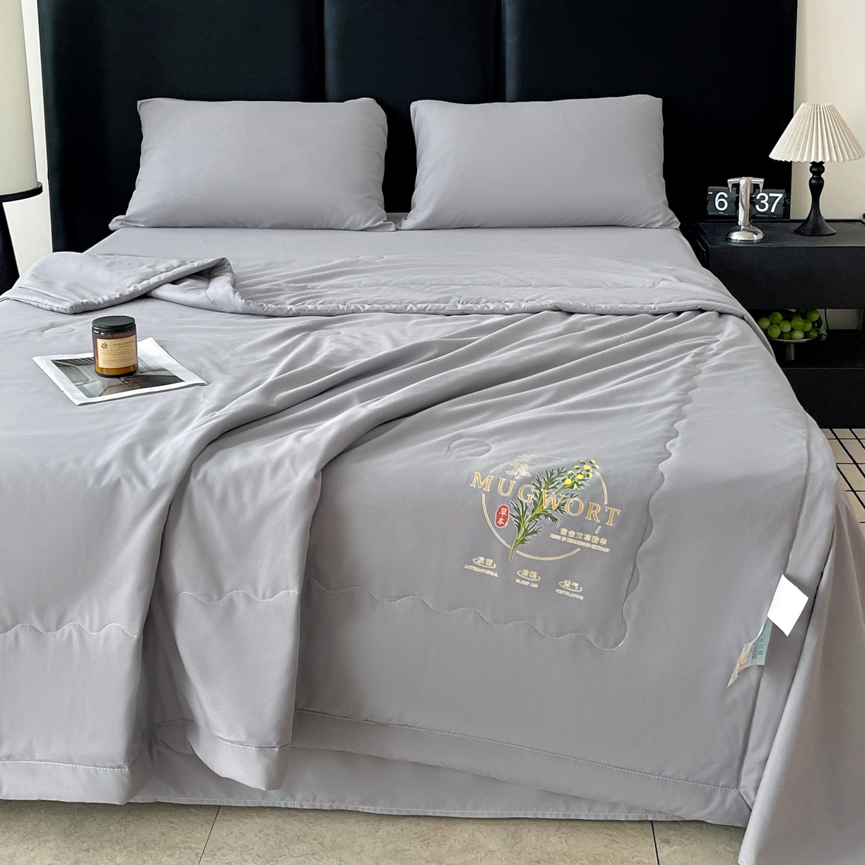 91家纺网 家纺一手货源 找家纺 易展家居 2026新款水洗棉艾草精华烫画款夏被 草本物语-灰色