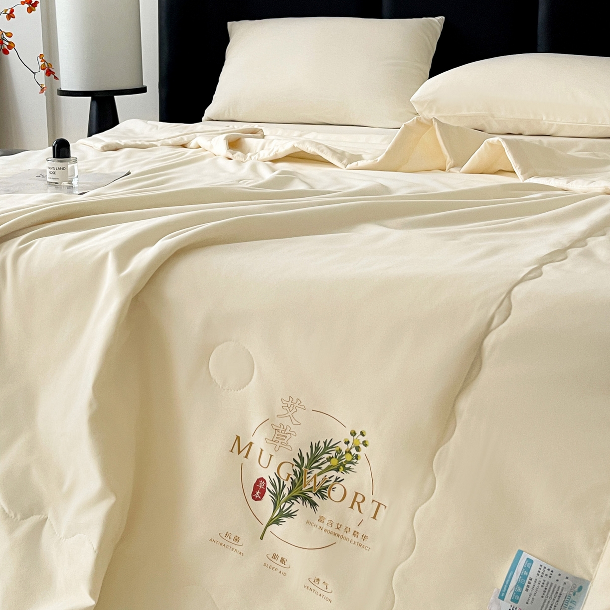 91家纺网 家纺一手货源 找家纺 易展家居 2026新款水洗棉艾草精华烫画款夏被 草本物语-浅黄