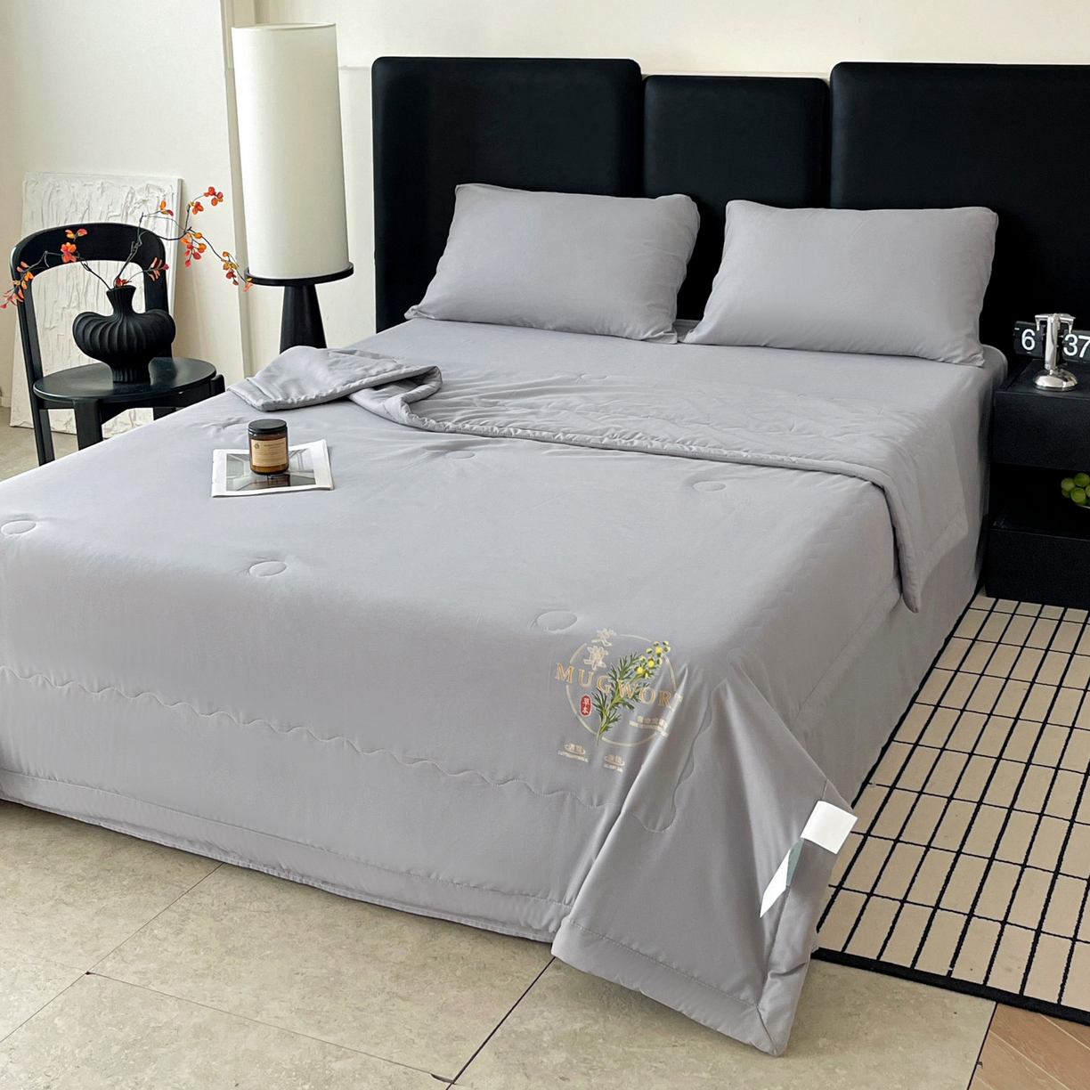 91家纺网 家纺一手货源 找家纺 易展家居 2026新款水洗棉艾草精华烫画款夏被 草本物语-灰色