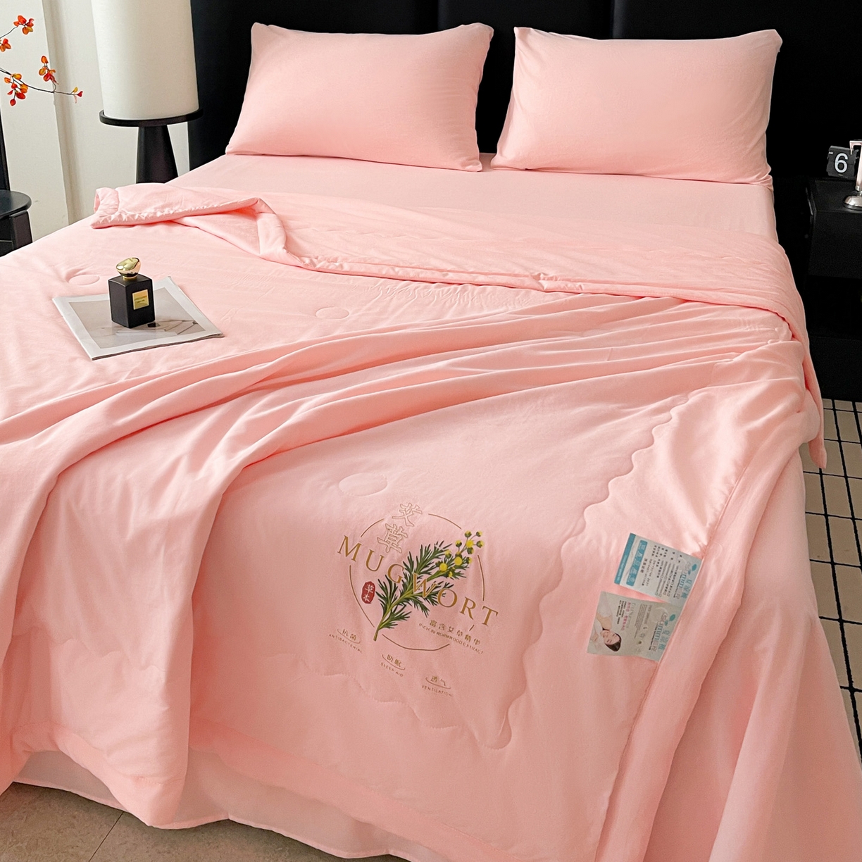 91家纺网 家纺一手货源 找家纺 易展家居 2026新款水洗棉艾草精华烫画款夏被 草本物语-粉色